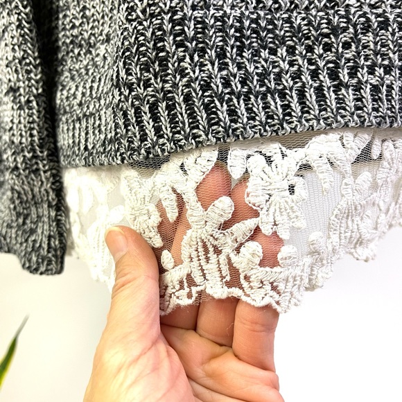 Woman sweater with race trim size small - Picture 2 of 2